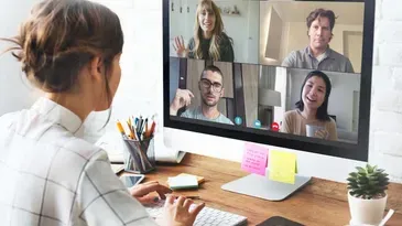 mujer teletrabajando en su casa