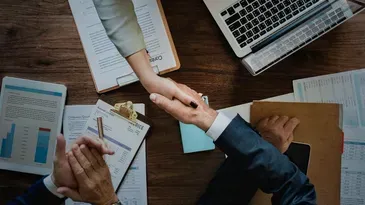 personas en una reunion dandose la mano