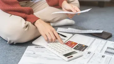 Mujer realizando cálculos financieros