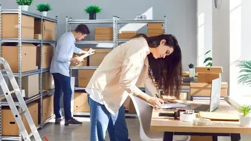 Una mujer y un hombre gestionando su pequeño negocio