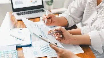 Dos mujeres realizando cuentas