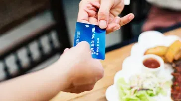 ¿Cómo ganan dinero las compañías de tarjetas de crédito?