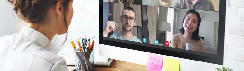 mujer teletrabajando en su casa