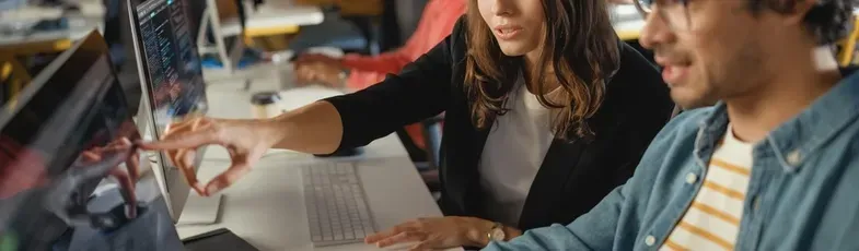 Compañeros de trabajo en oficina