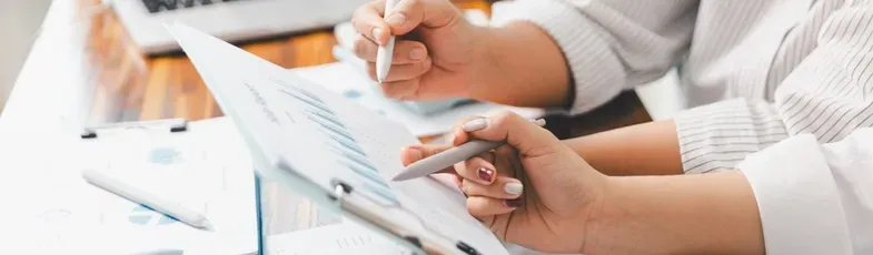 Dos mujeres realizando cuentas