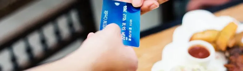 ¿Cómo ganan dinero las compañías de tarjetas de crédito?